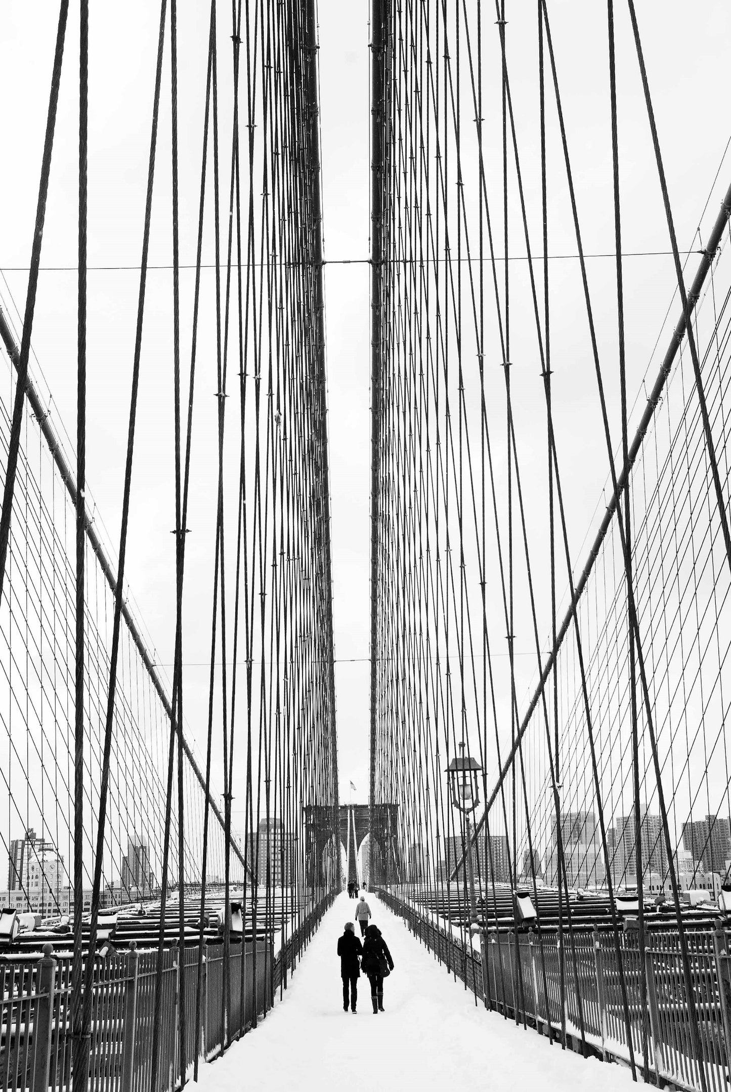 Alessandra Mattanza | INFINITY OF A MOMENT, Brooklyn Bridge, New York. Stunning geometric patterns of the iconic Brooklyn Bridge. Avalaible as an art print or photographic print on acrylic glass.