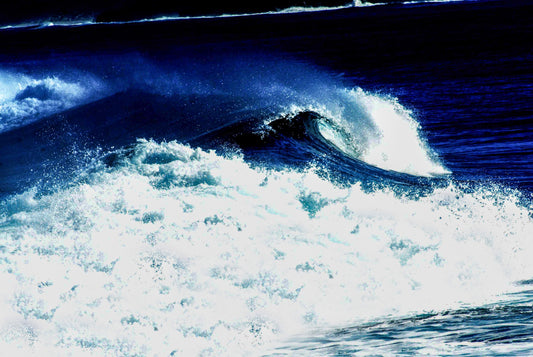 Alessandra Mattanza | ENCOUNTER OF WAVES, Australia. Huge breakers crash onto an Australian shore. Available as an art print or as a photographic print on acrylic glass.