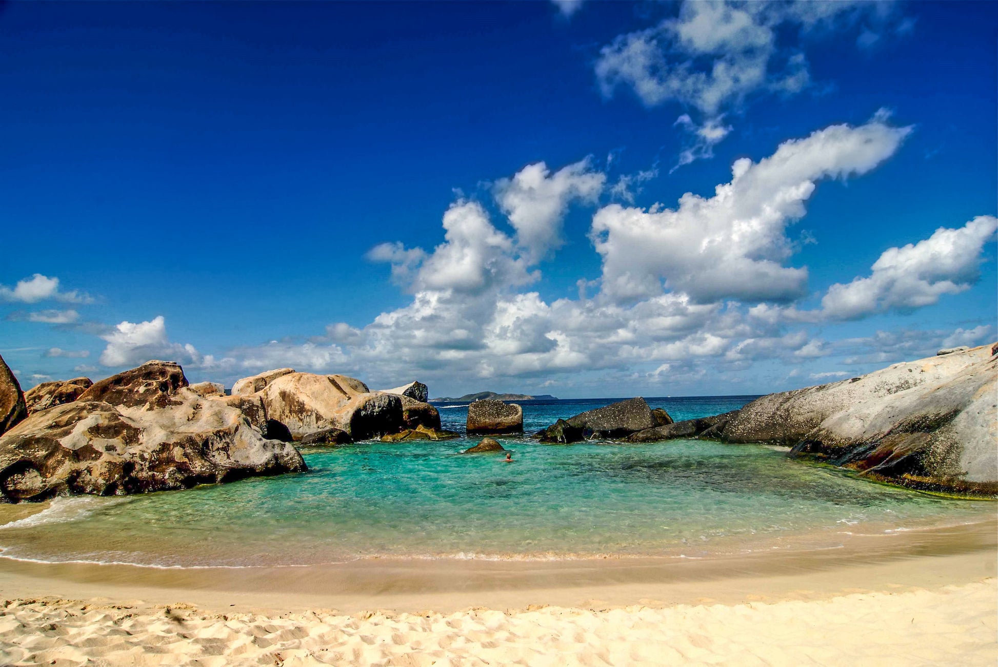 Alessandra Mattanza | CHALLENGE, Virgin Gorda, British Virgin Islands. Overlooking pristine Caribbean waters from a beach on Virgin Gorda. Available as an art print or as a photographic print on acrylic glass.