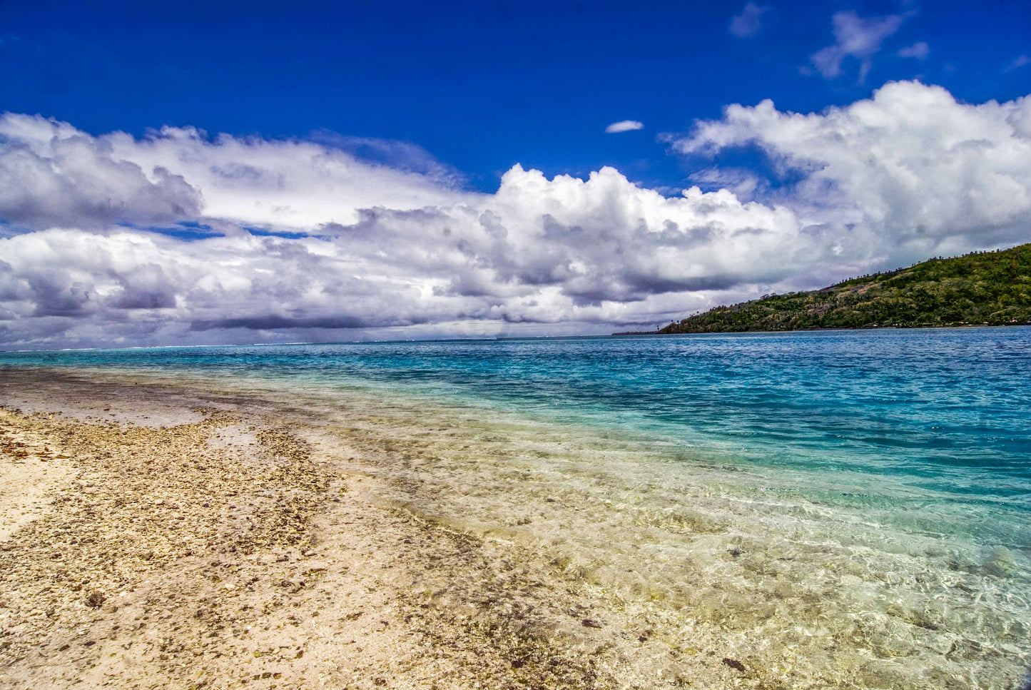Alessandra Mattanza | CLARITY OF A MOMENT, Huhaine, French Polynesia. An idyllic Pacific beach. Available as an art print or as a photographic print on acrylic glass.