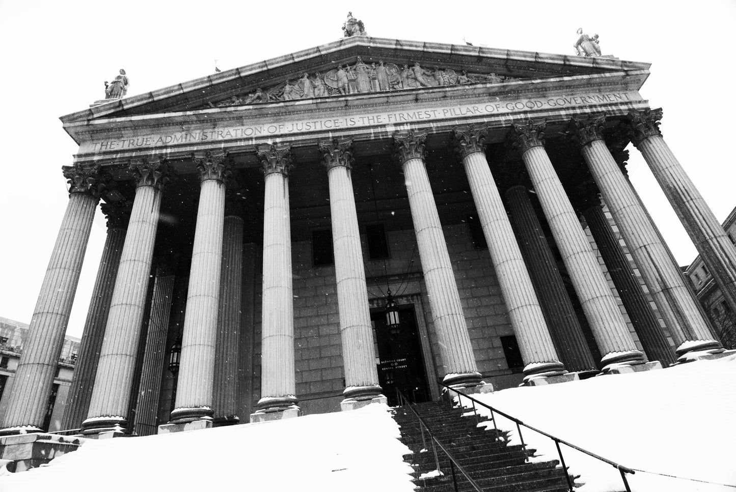 Alessandra Mattanza | JUSTICE, New York. The imposing facade of New York County Courthouse in the depths of winter. Available as an art print or a photographic print on acrylic glass.