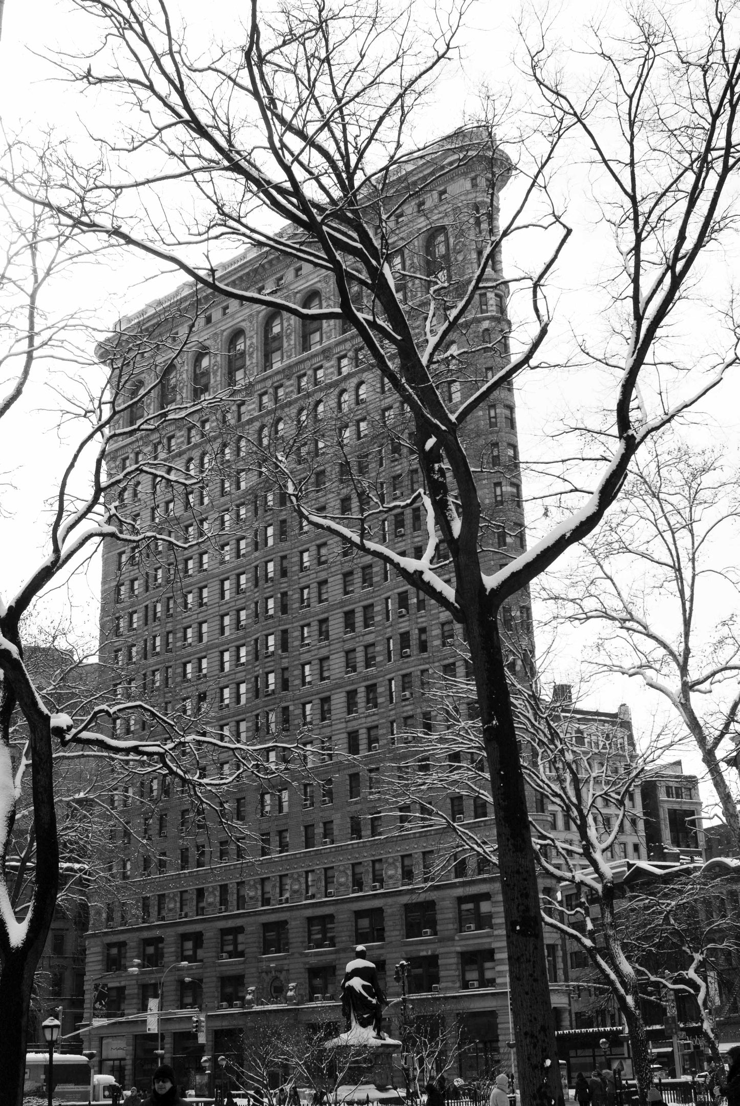 Alessandra Mattanza | CONTINUITY OF A STREET, Upper West Side, New York. The Flat Iron building from Madison Square Park. Available as an art print or as a photographic print on acrylic glass.