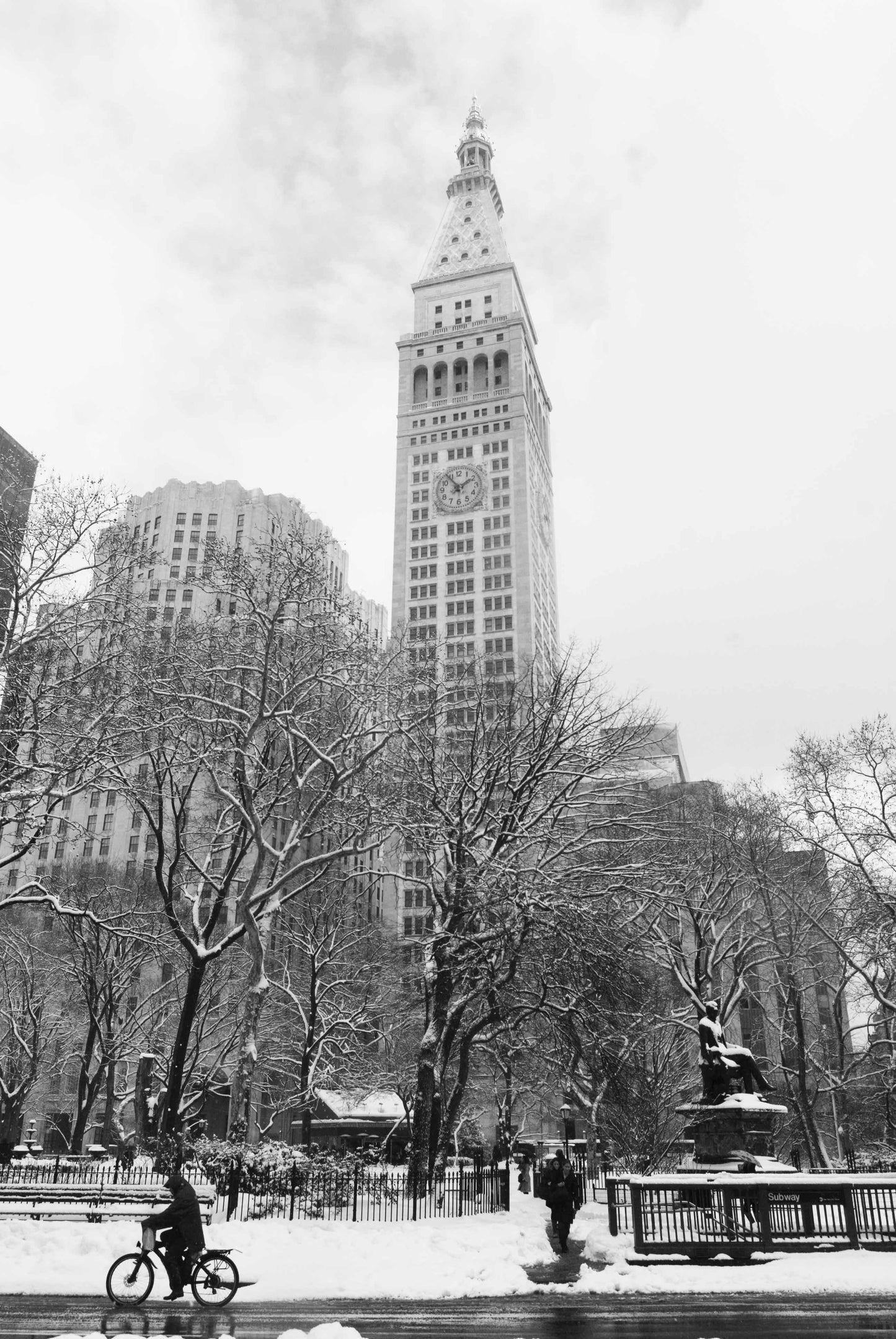 Alessandra Mattanza | BUILDING POWER, Metropolitan Life Insurance Company Tower, New York The iconic tower at 1 Madison Avenue between 23rd and 24th Streets on a snowy winters day. Available as an art print or as a photographic print on acrylic glass.