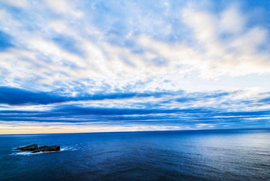 Alessandra Mattanza | INFINITY, Australia. The blue ocean recedes into infinity from an Australian coast. Available as an art print or photographic print on acrylic glass.