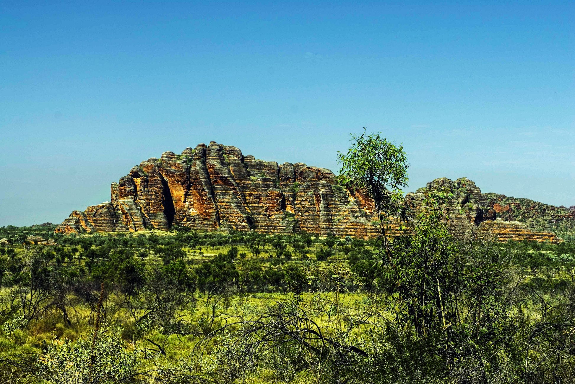 Alessandra Mattanza | EMBRACING THE MOUNTAIN, Australia. The mountains of the Bungle Bungle Range in the north of the Western Territories. Available as an art print or as a photographic print on acrylic glass.