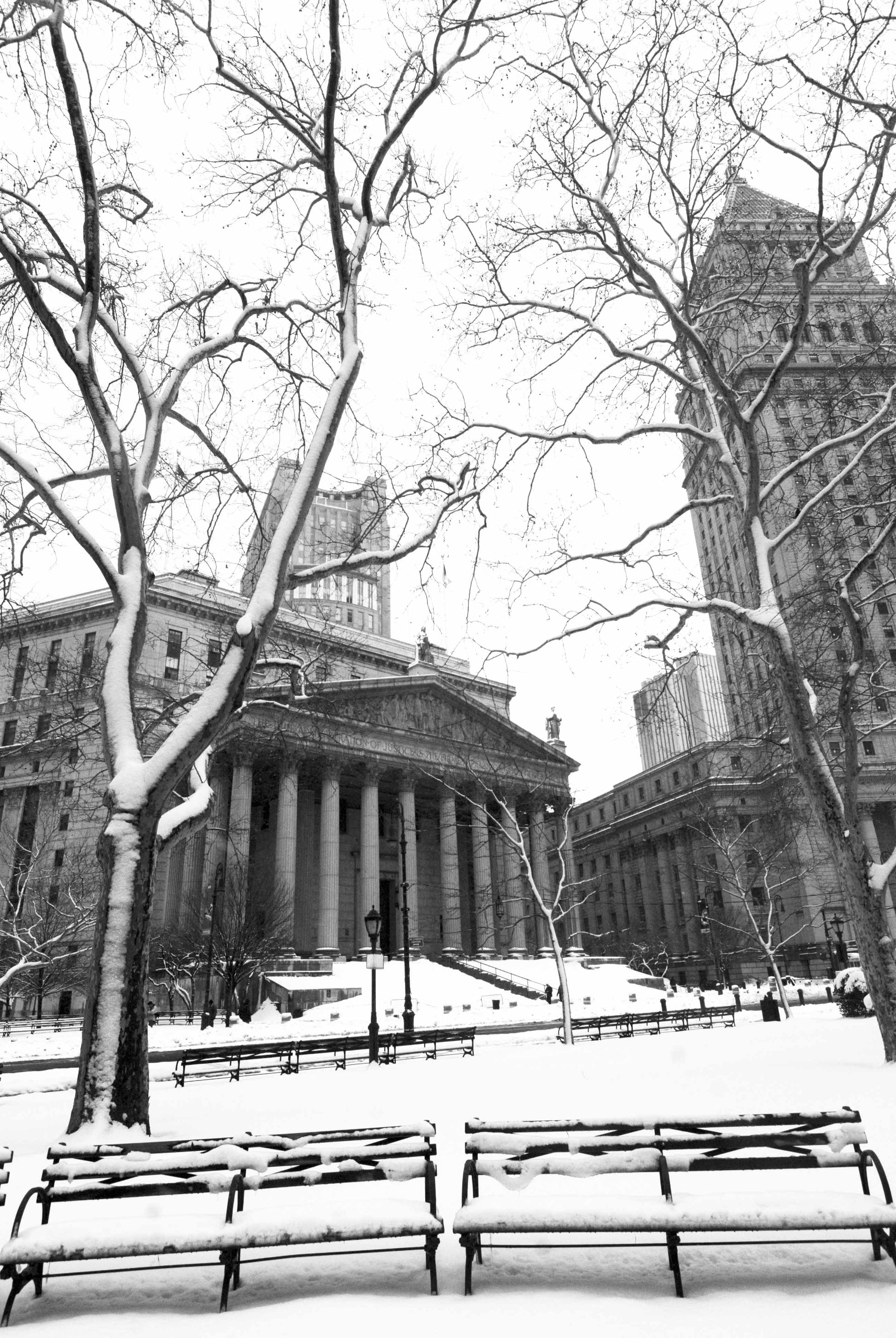 Alessandra Mattanza | BENCHES, New York County Courthouse, New York. A wintery view of the New York County Courthouse seen from Thomas Paine Park. Available as an art print or as a photographic print on acrylic glass.